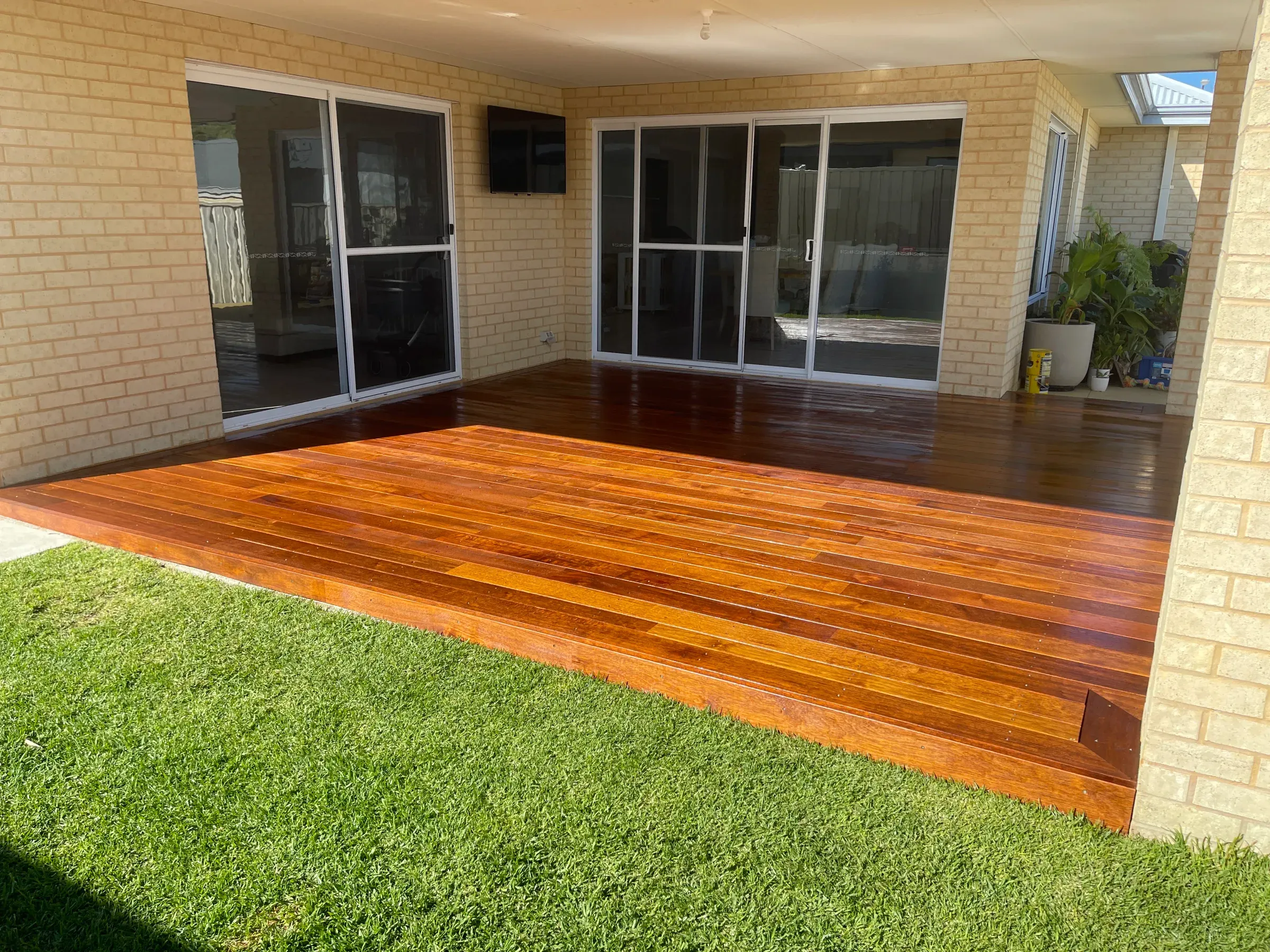 Wide view of an oiled jarrah deck running the width of a rear alfresco