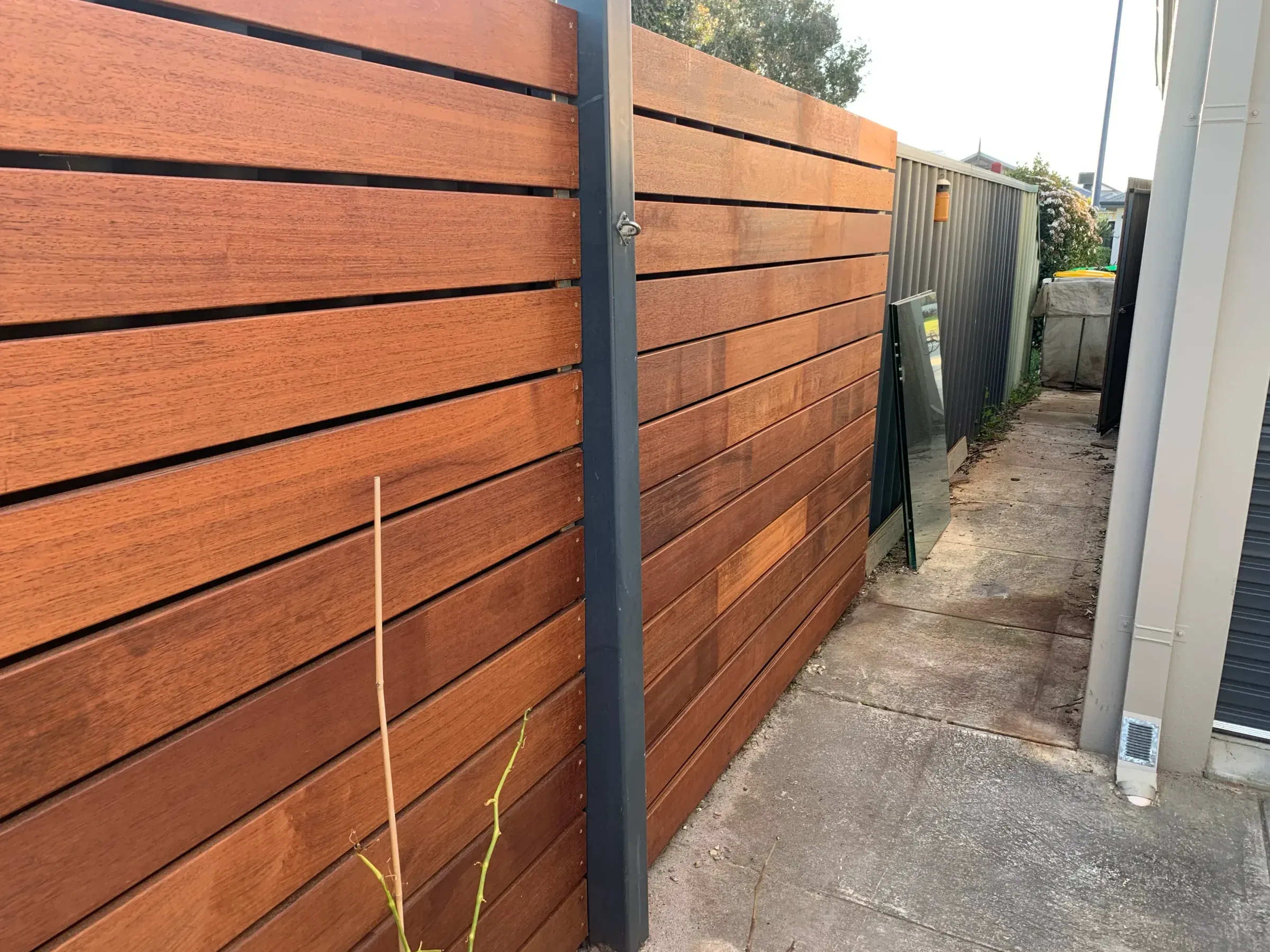 Merbau timber slat screen running down a narrow paved side return